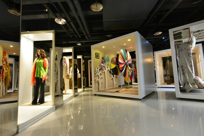 现代欧式风格服装店装饰效果图