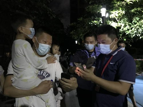 战疫者 汗水反复湿透 在衣服上析出一道道白色盐渍