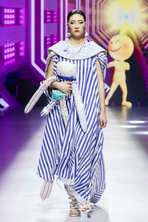 浙江理工大学服装学院2021届服装与服饰设计专业毕业展演在杭州举行