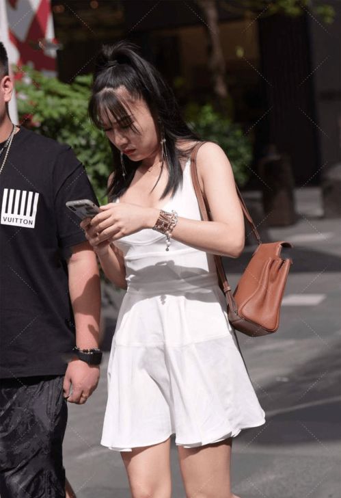 白衣服不仅轻柔,而且可以展示精神,分享穿着技巧
